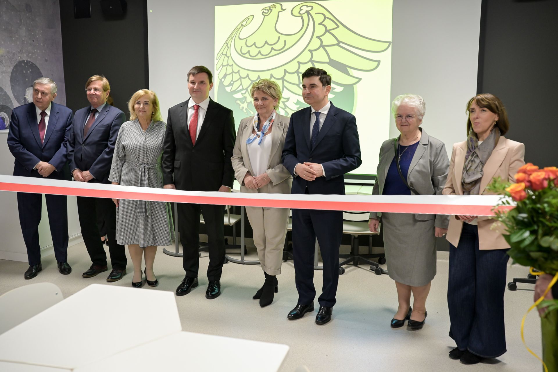 Zdjęcie przedstawicieli władz wojewódzkich oraz samorządowych prze biało-czerwoną wstęgą